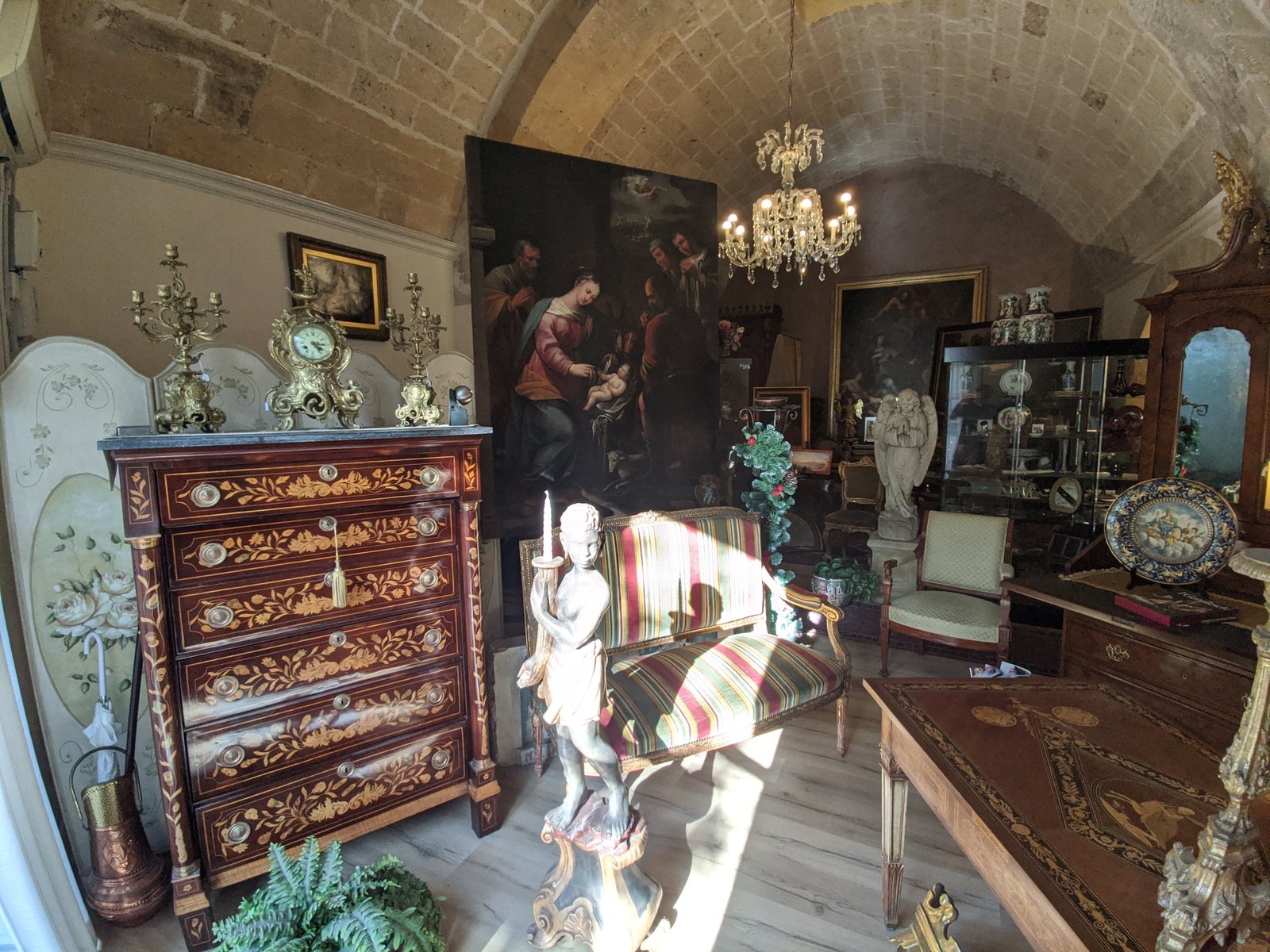 Interno di Memorabilia Antichità, Lecce